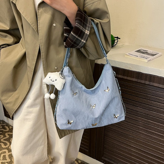 Damen modische Hobo-Tasche mit verspieltem Anhänger und detailreicher Verzierung Nord Taschen
