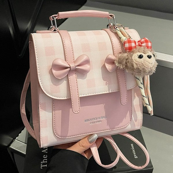 Damen Umhängetasche mit verspieltem Design und charmantem Plüschanhänger Nord Taschen
