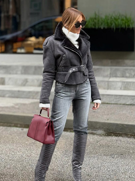 Damen Kurzjacke im Biker‑Style aus Velourslederoptik mit Teddyfutter und Taillengürtel Nord Taschen