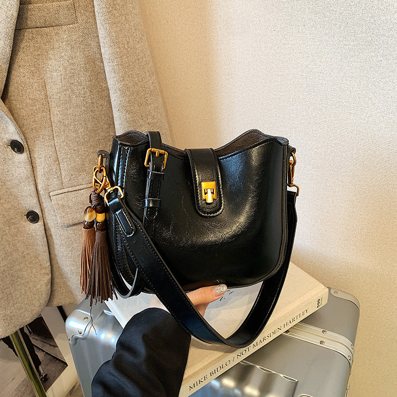Damen Hobo-Tasche mit eleganten Fransen und modischen Details Nord Taschen