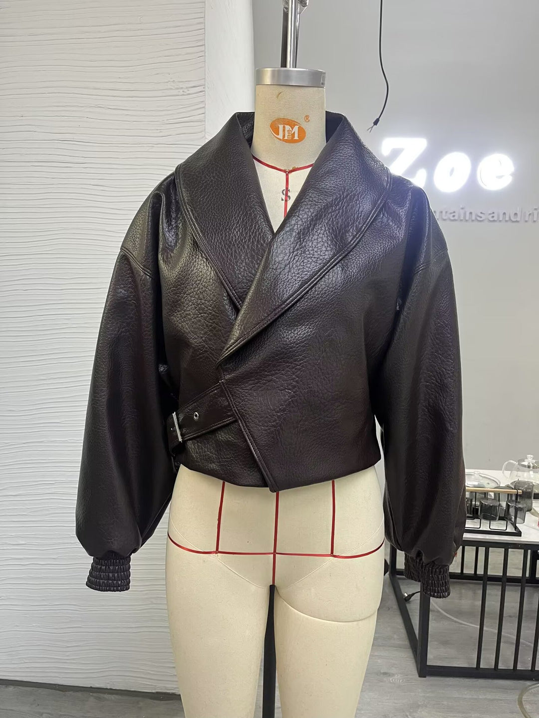 Damen Kunstleder-Bomberjacke mit hohem Stehkragen, asymmetrischem Verschluss und elastischem Saum Nord Taschen