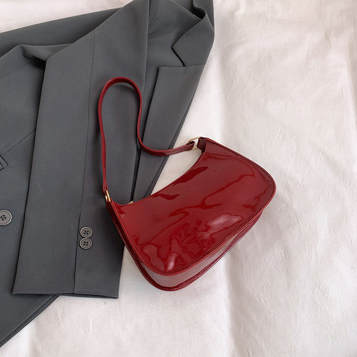 Damen Umhängetasche aus glänzendem Material mit elegantem Design Nord Taschen