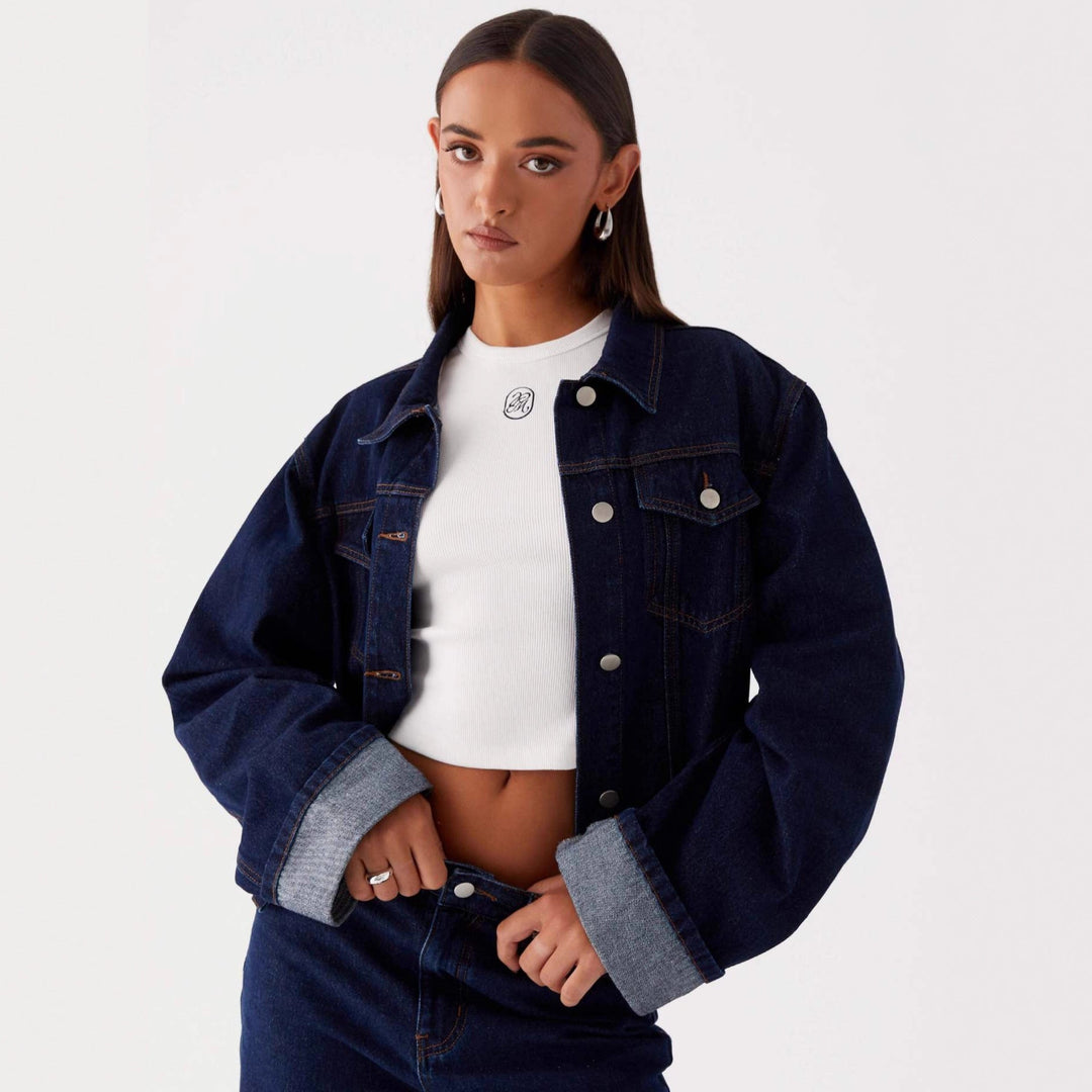 Damen trendige Denimjacke im lässigen Schnitt mit aufgesetzten Taschen und Knopfdetails