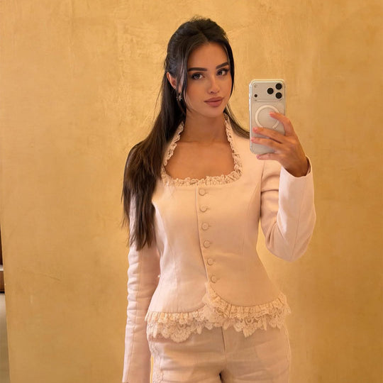 Damen Taillierter Blazer mit Spitzenbesatz, Knopfreihe und Schößchen Nord Taschen