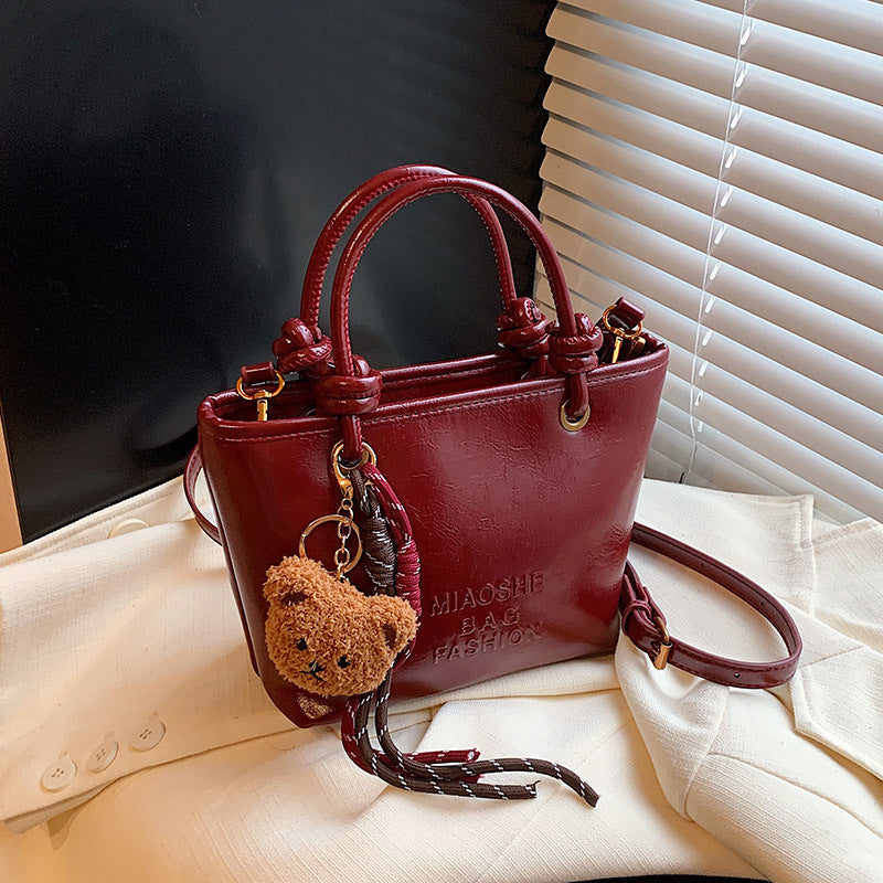 Damen modische Handtasche mit verspieltem Plüschanhänger Nord Taschen