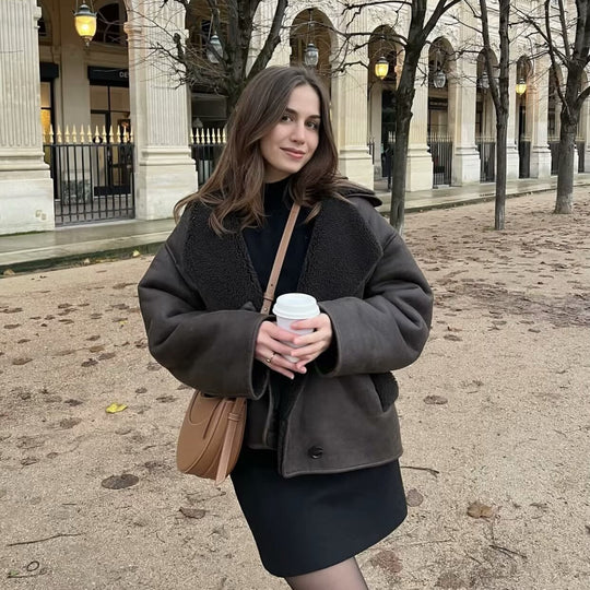 Damen Kurze Lammfelloptik Fliegerjacke mit Teddyfutter und Knopfleiste Nord Taschen
