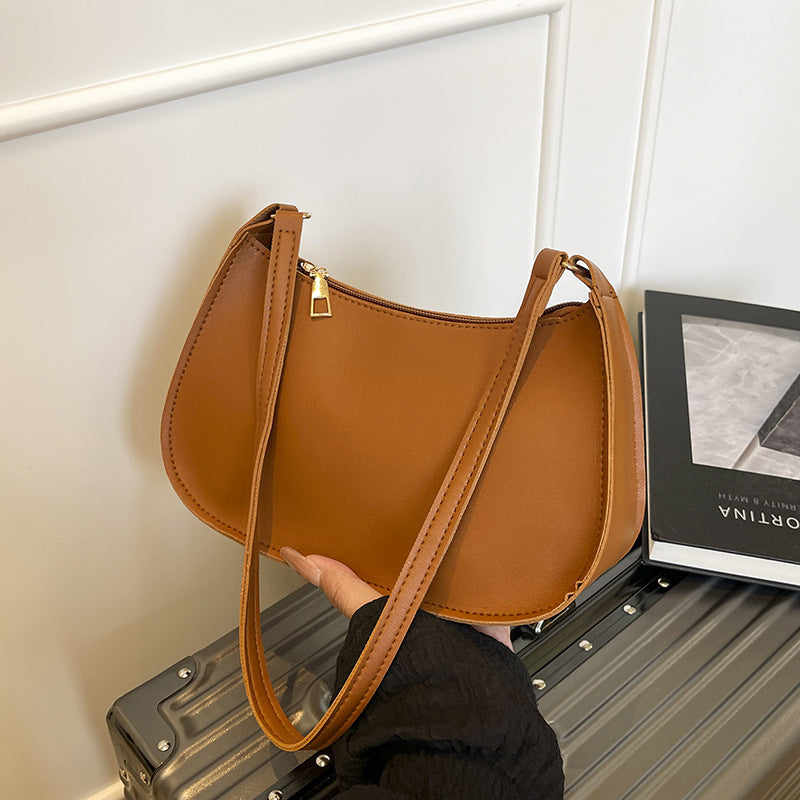 Damen Handtasche mit abgerundeter Silhouette und goldenen Akzenten Nord Taschen
