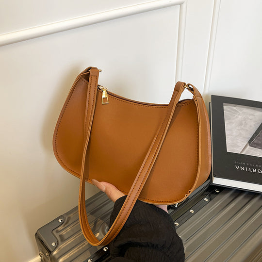 Damen Handtasche mit abgerundeter Silhouette und goldenen Akzenten Nord Taschen