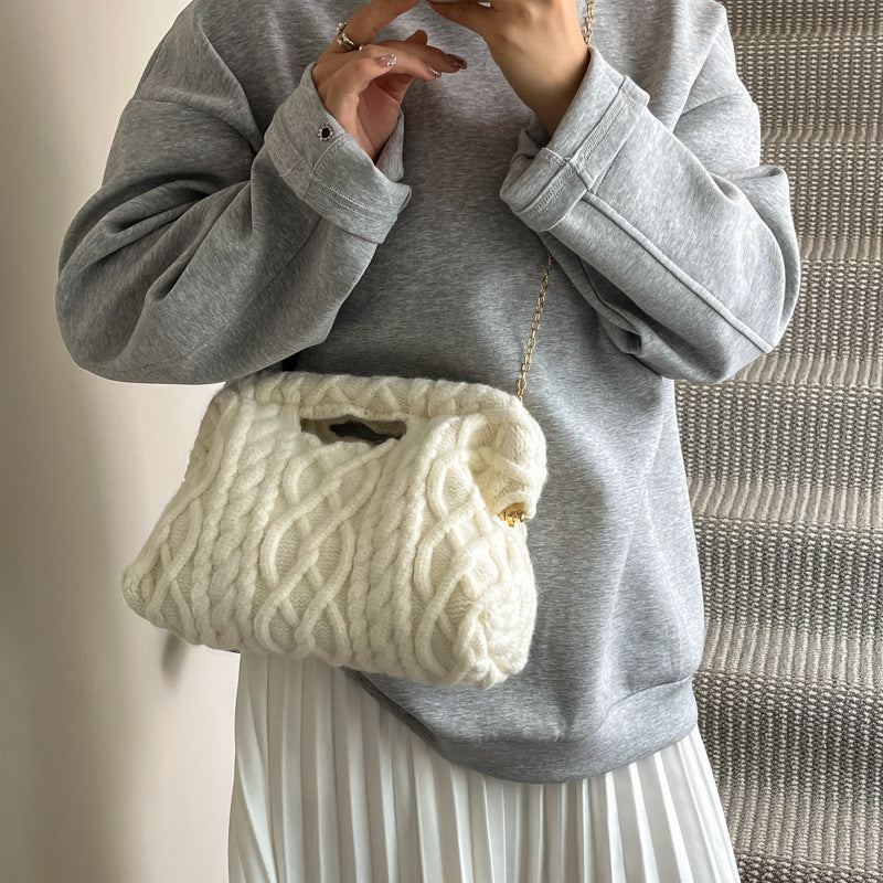 Damen Umhängetasche mit einem strukturierten, weichen Obermaterial und eleganter Kettenverzierung Nord Taschen