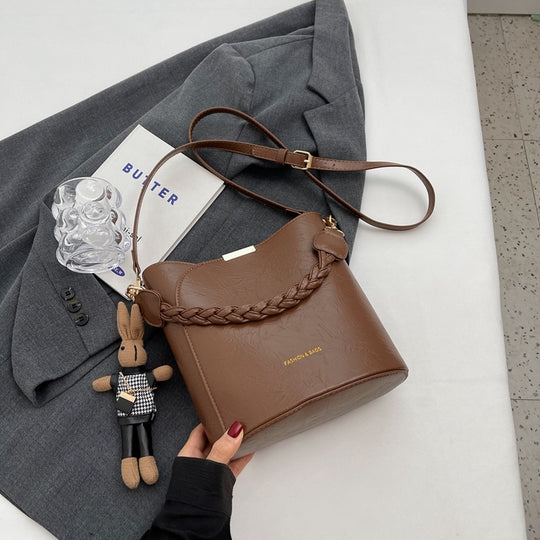 Damen Schultertasche aus hochwertigem Kunstleder mit geflochtenem Detail Nord Taschen