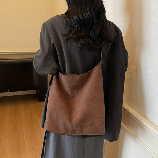 Damen Hobo-Tasche aus weichem Veloursleder mit geräumigem Innenraum und praktischem Tragegriff Nord Taschen