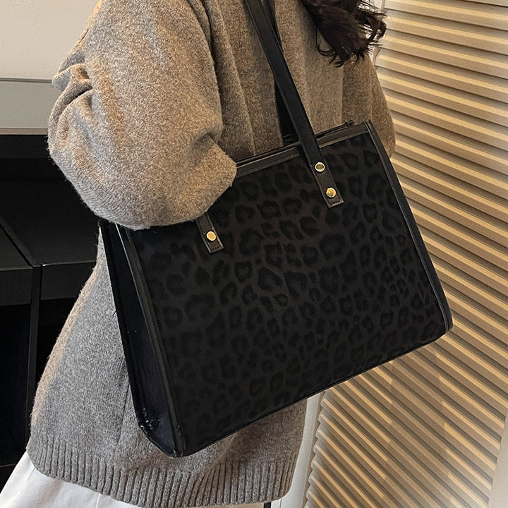Damen Umhängetasche mit modernem Leopardenmuster und praktischen Details Nord Taschen