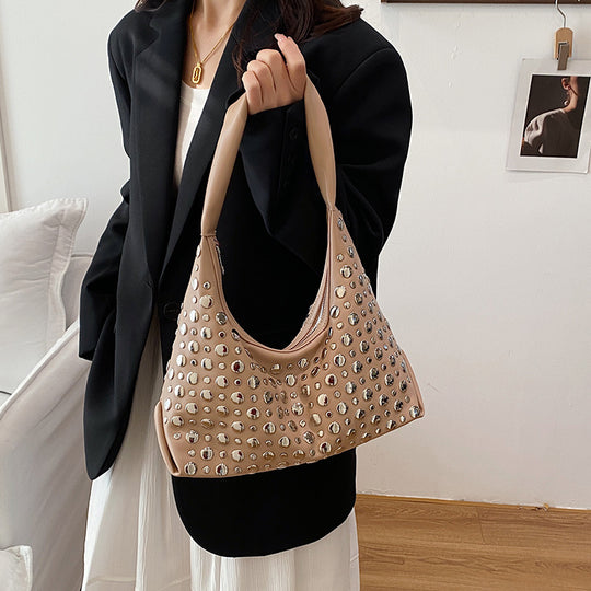 Damen Hobo-Tasche aus hochwertigem Kunstleder mit stilvollen Nietenakzenten Nord Taschen