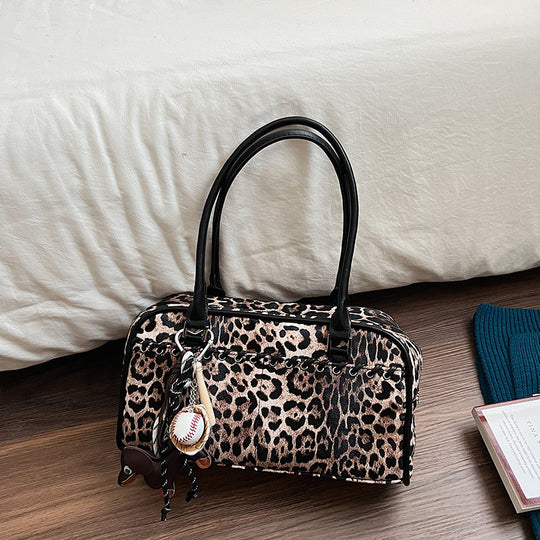Damen stilvolle Premium Handtasche mit verspieltem Anhänger Nord Taschen