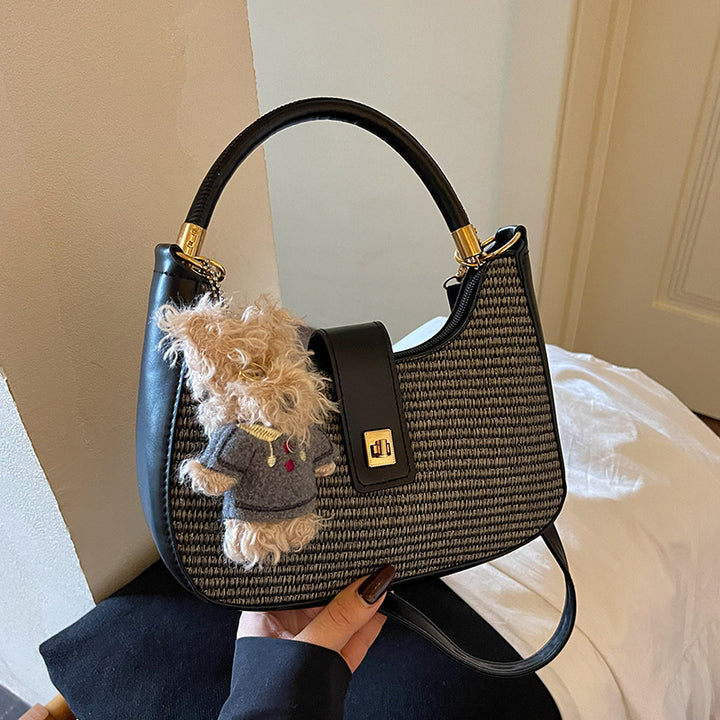 Damen Handtasche mit raffiniertem geflochtenem Design und verspieltem Anhänger Nord Taschen