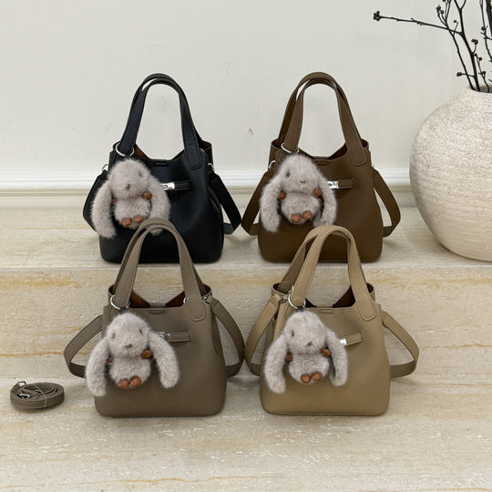 Damen Hobo Tasche aus hochwertigem Kunstleder mit abnehmbarem Plüschanhänger Nord Taschen