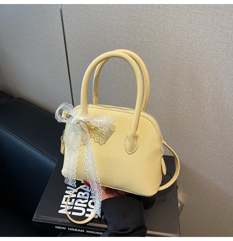 Damen stilvolle Handtasche mit dekorativem Spitzenanhänger Nord Taschen