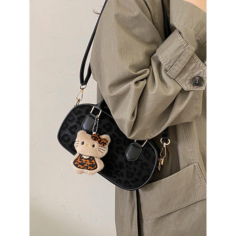 Damen Handtasche mit einzigartigem Tieranhänger und edlem Leopardenmuster Nord Taschen