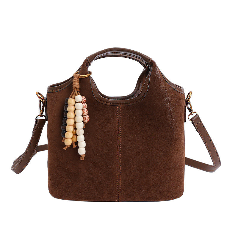 Damen elegante Veloursleder-Handtasche mit dekorativem Schmuckanhänger Nord Taschen