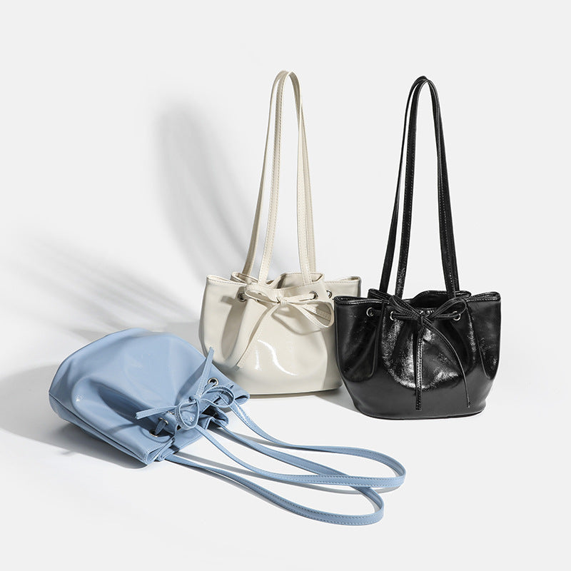 Damen Beuteltasche mit modischem Kordelzug und glänzender Oberfläche Nord Taschen