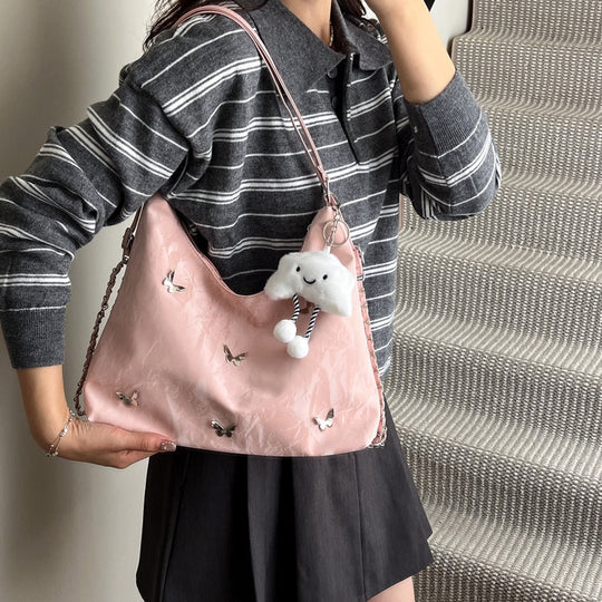 Damen modische Hobo-Tasche mit verspieltem Anhänger und detailreicher Verzierung Nord Taschen