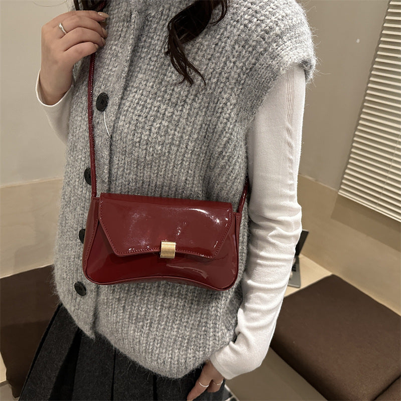 Damen elegante Umhängetasche mit stilvollem Klappverschluss Nord Taschen