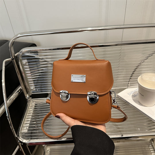Damen praktische Crossbody-Rucksackhandtasche mit stilvollen Metallakzenten Nord Taschen