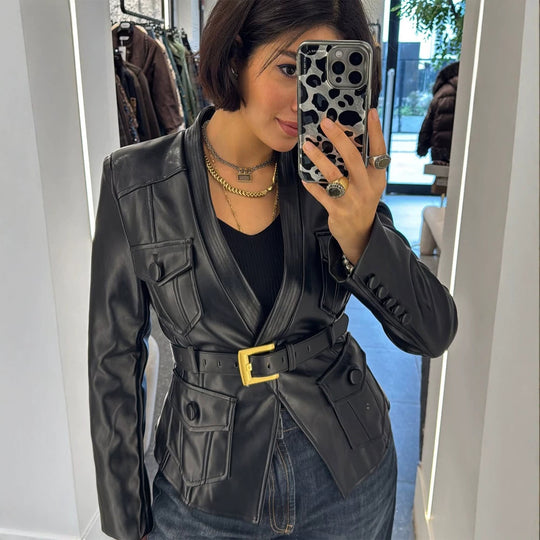 Damen Taillierter Lederblazer im Korsettstil mit breitem Schnallengürtel und aufgesetzten Pattentaschen Nord Taschen