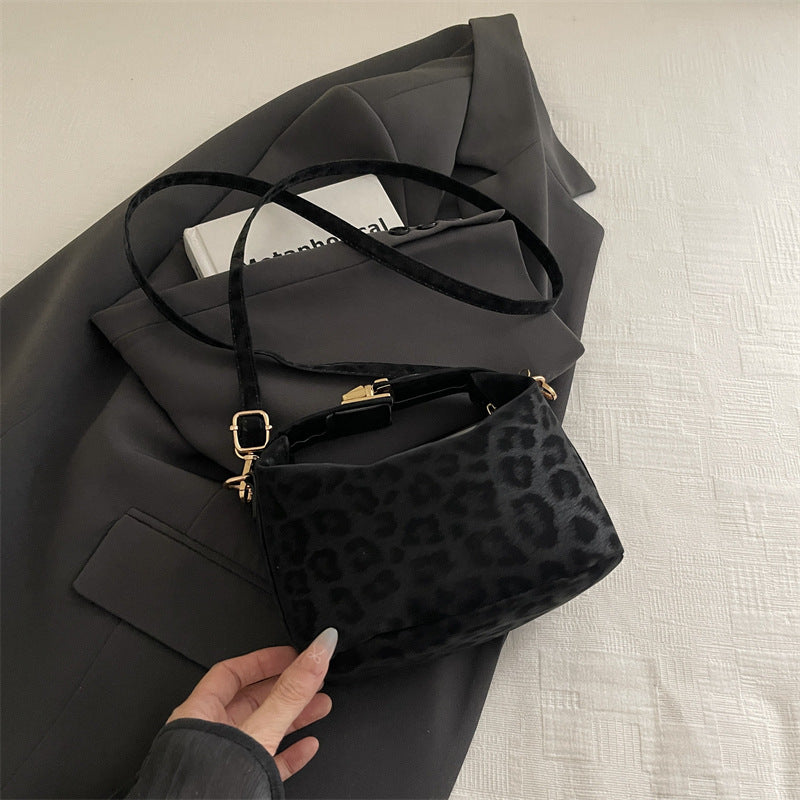 Damentasche mit elegantem Leopardenmuster und wertvollen Details Nord Taschen