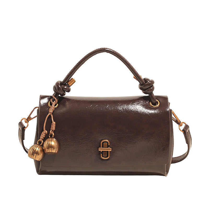 Damen elegante Handtasche mit verspieltem Kettenanhänger Nord Taschen