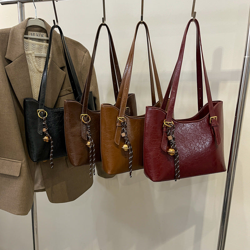Damen elegante Umhängetasche mit charmantem Anhänger Nord Taschen