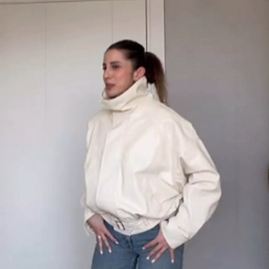 Damen Oversize Kurzjacke mit hohem Stehkragen, wattierter Silhouette und taillierbarem Gürtel Nord Taschen