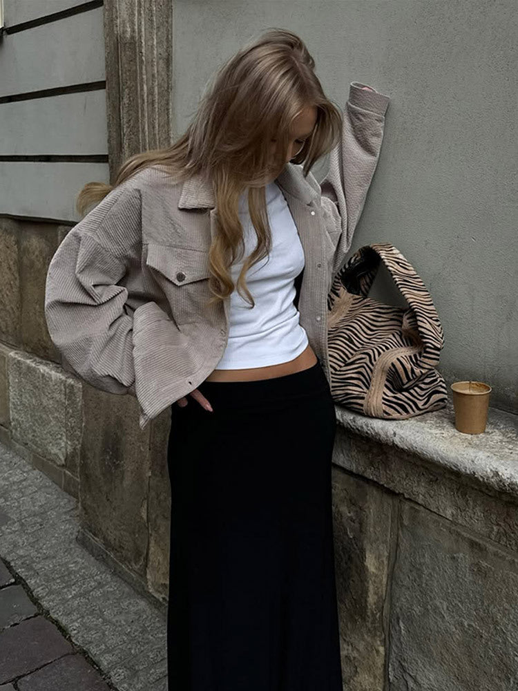 Damen Oversize Cordjacke im Cropped‑Schnitt mit Pattentaschen und kastiger Silhouette Nord Taschen