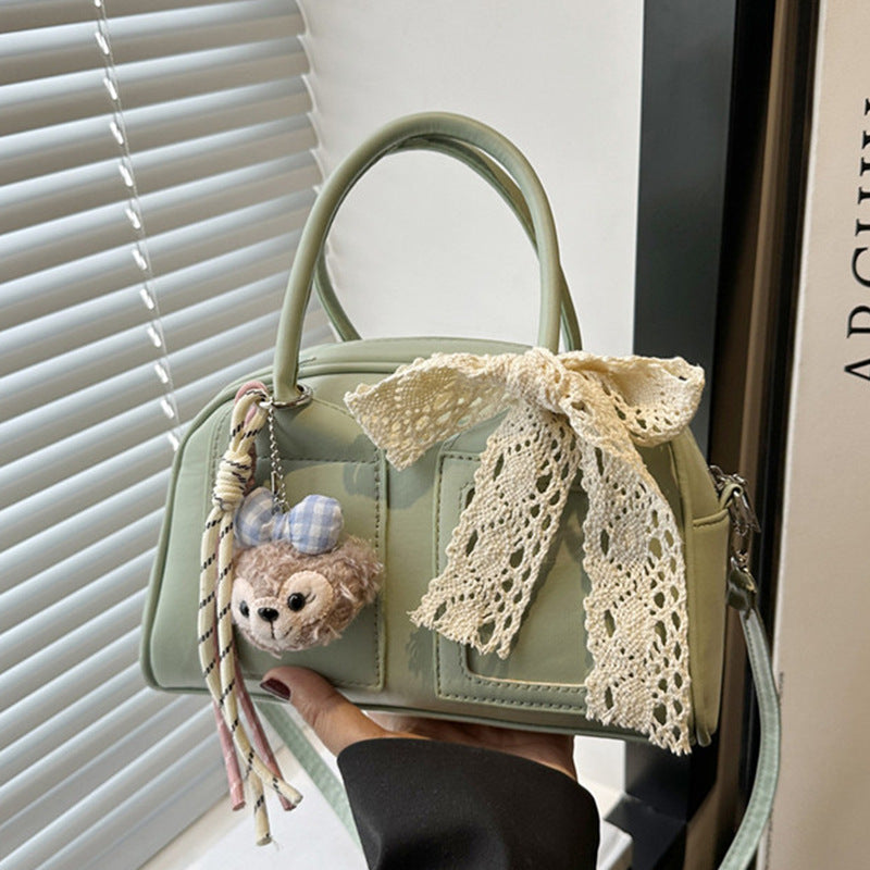Damen Mini-Handtasche mit niedlichem Plüschanhänger und filigraner Schleifenverzierung Nord Taschen
