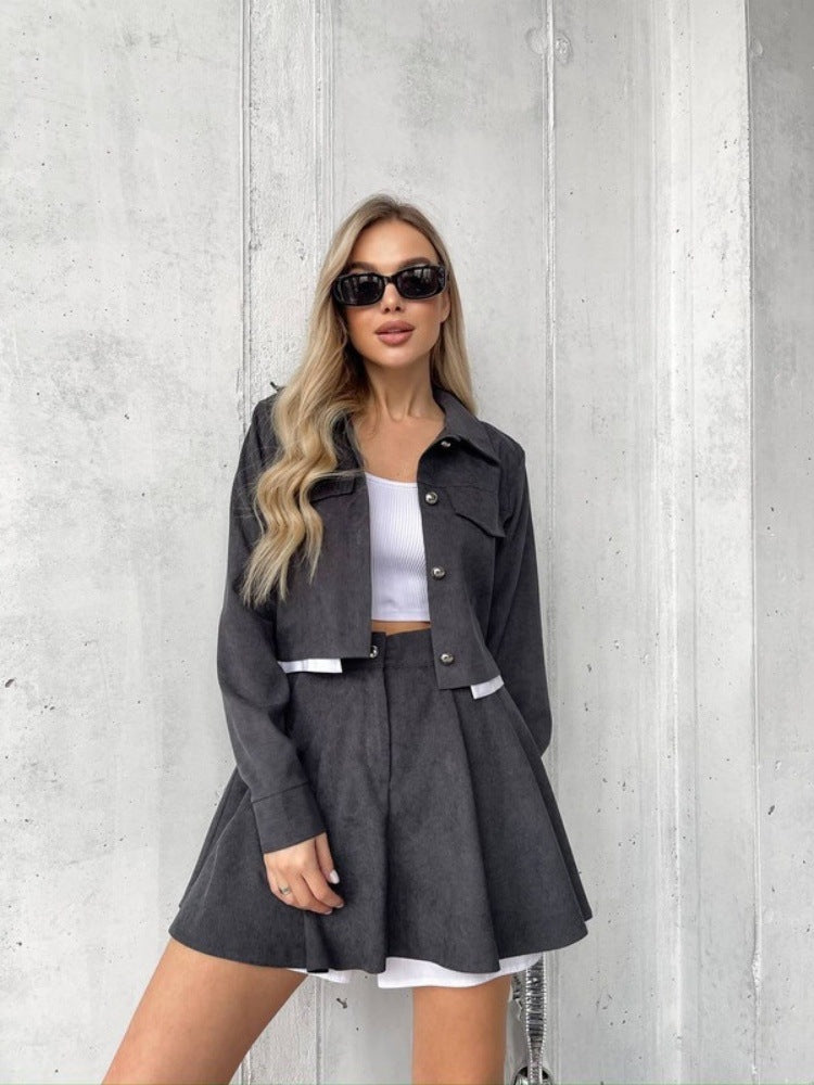 Damen kurzes Cordjacken- und Faltenrock-Set mit taillenhohem Faltenrock und cropped Hemdjacke Nord Taschen