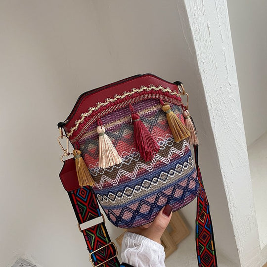 Damen modische Umhängetasche mit bunten Stickereien und Quasten Nord Taschen