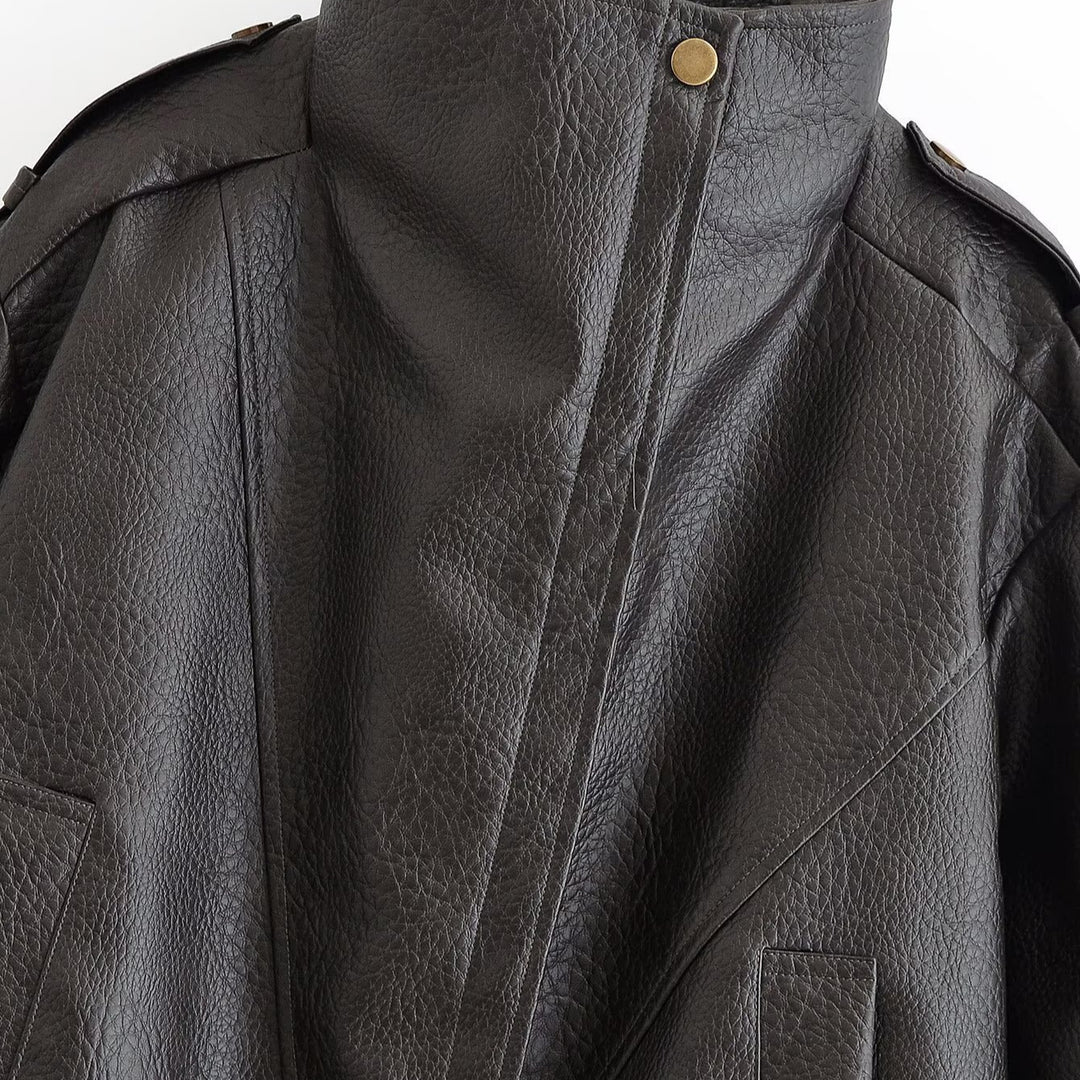 Damen Kurzjacke im Aviator‑Stil aus Kunstleder mit hohem Stehkragen, Schulterriegeln und tailliertem Rippbund Nord Taschen
