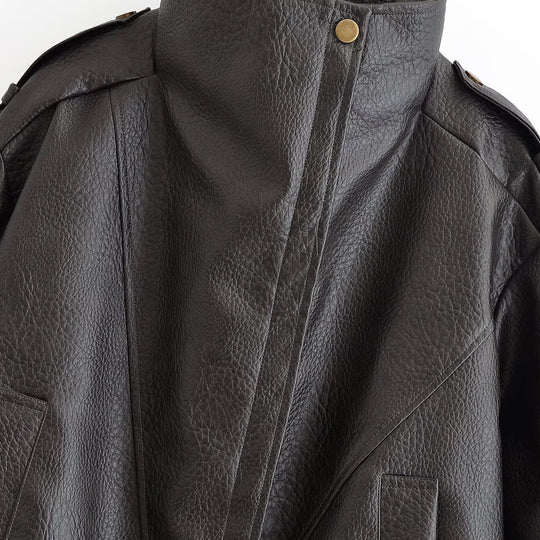 Damen Kurzjacke im Aviator‑Stil aus Kunstleder mit hohem Stehkragen, Schulterriegeln und tailliertem Rippbund Nord Taschen