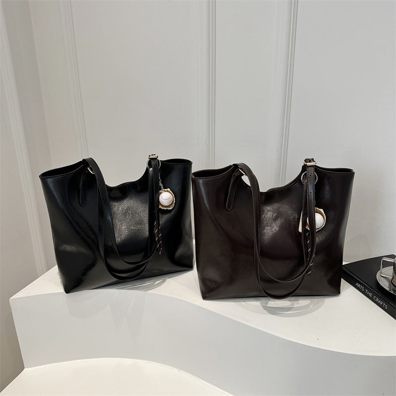 Damen elegante Schultertasche mit dekorativem Anhänger Nord Taschen