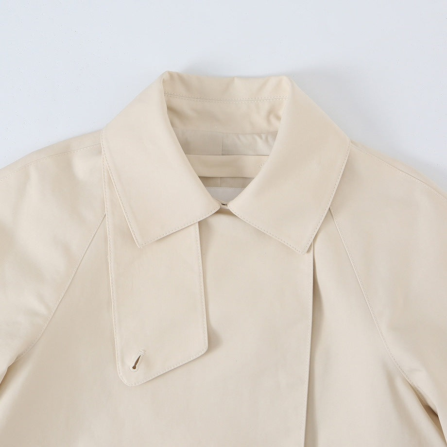 Damen Kurz geschnittene Trenchjacke mit asymmetrischer Knopfleiste und Hemdkragen Nord Taschen