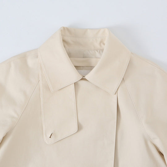 Damen Kurz geschnittene Trenchjacke mit asymmetrischer Knopfleiste und Hemdkragen Nord Taschen