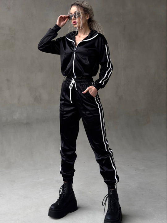Damen glänzender Satin-Trainingsanzug mit Kontraststreifen, Reißverschlussjacke und Tunnelzughose Nord Taschen
