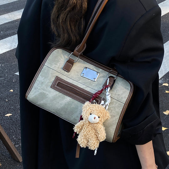 Damen Handtasche mit robustem Stoff und verspieltem Plüschanhänger Nord Taschen