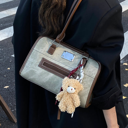 Damen Handtasche mit robustem Stoff und verspieltem Plüschanhänger Nord Taschen