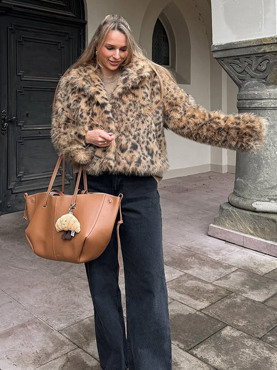 Damen Kurze Kunstpelzjacke im Leo-Muster mit kastiger Silhouette und weitem Kragen Nord Taschen