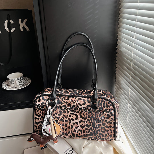 Damen stilvolle Premium Handtasche mit verspieltem Anhänger Nord Taschen
