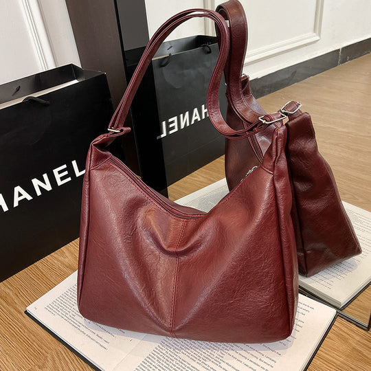 Damen Hobo-Tasche aus weichem Kunstleder mit dekorativen Anhängern Nord Taschen