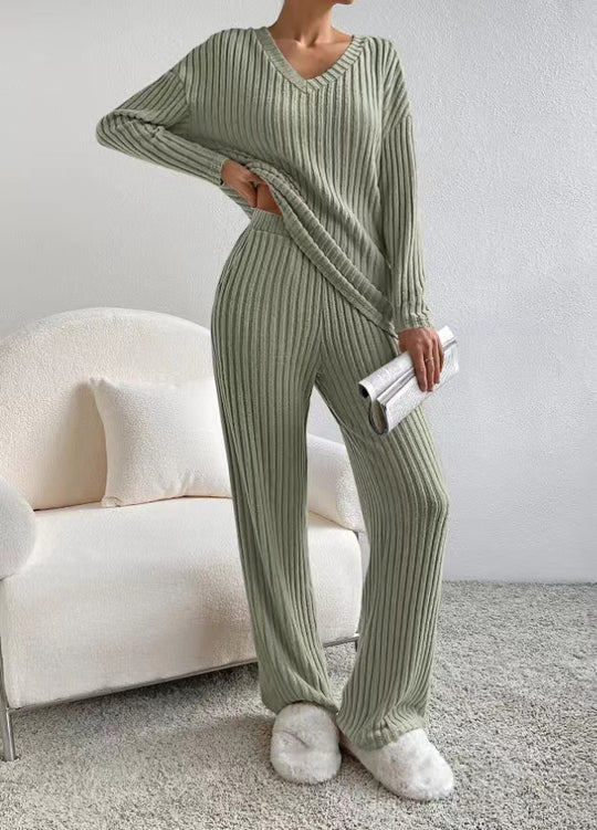 Damen Geripptes Relax-Set aus Feinstrick mit V-Ausschnitt und weiter Komforthose Nord Taschen