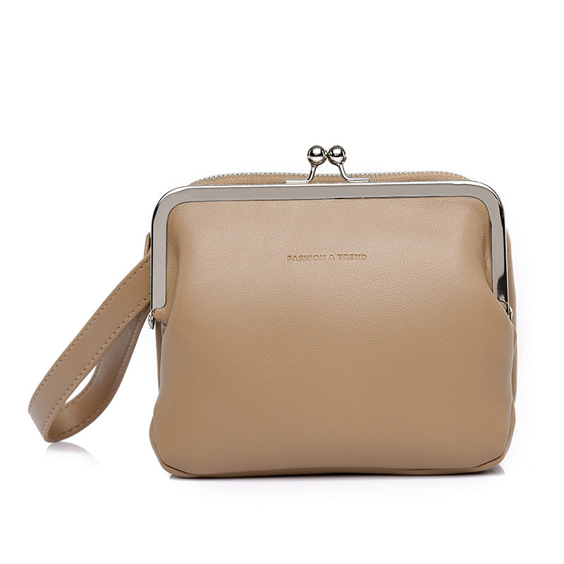 Damen Clutch mit dekorativem Metallverschluss Nord Taschen