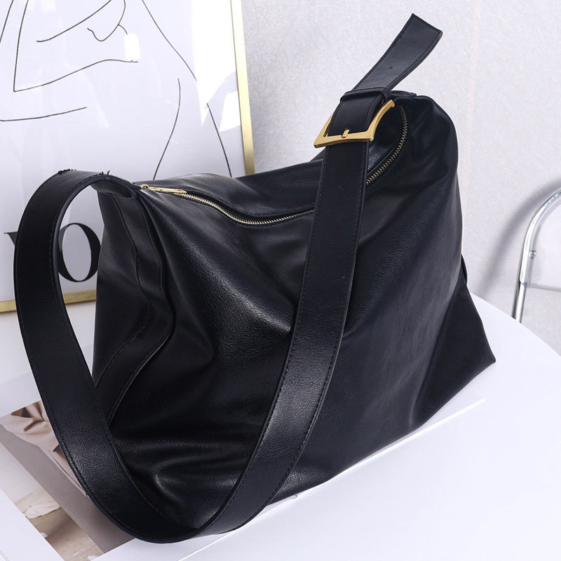 Damen Hobo-Tasche mit geschmeidigem Kunstleder und dezenten Goldakzenten Nord Taschen